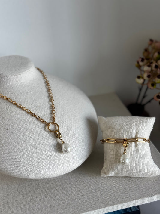 Gold Paperclip Chain Bracelet with Baroque Charm