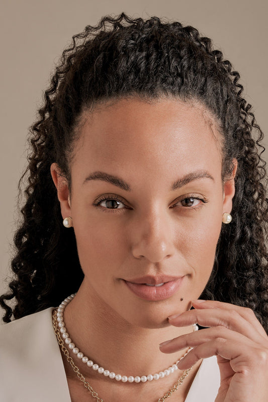 A model wearing Pearl stud earrings