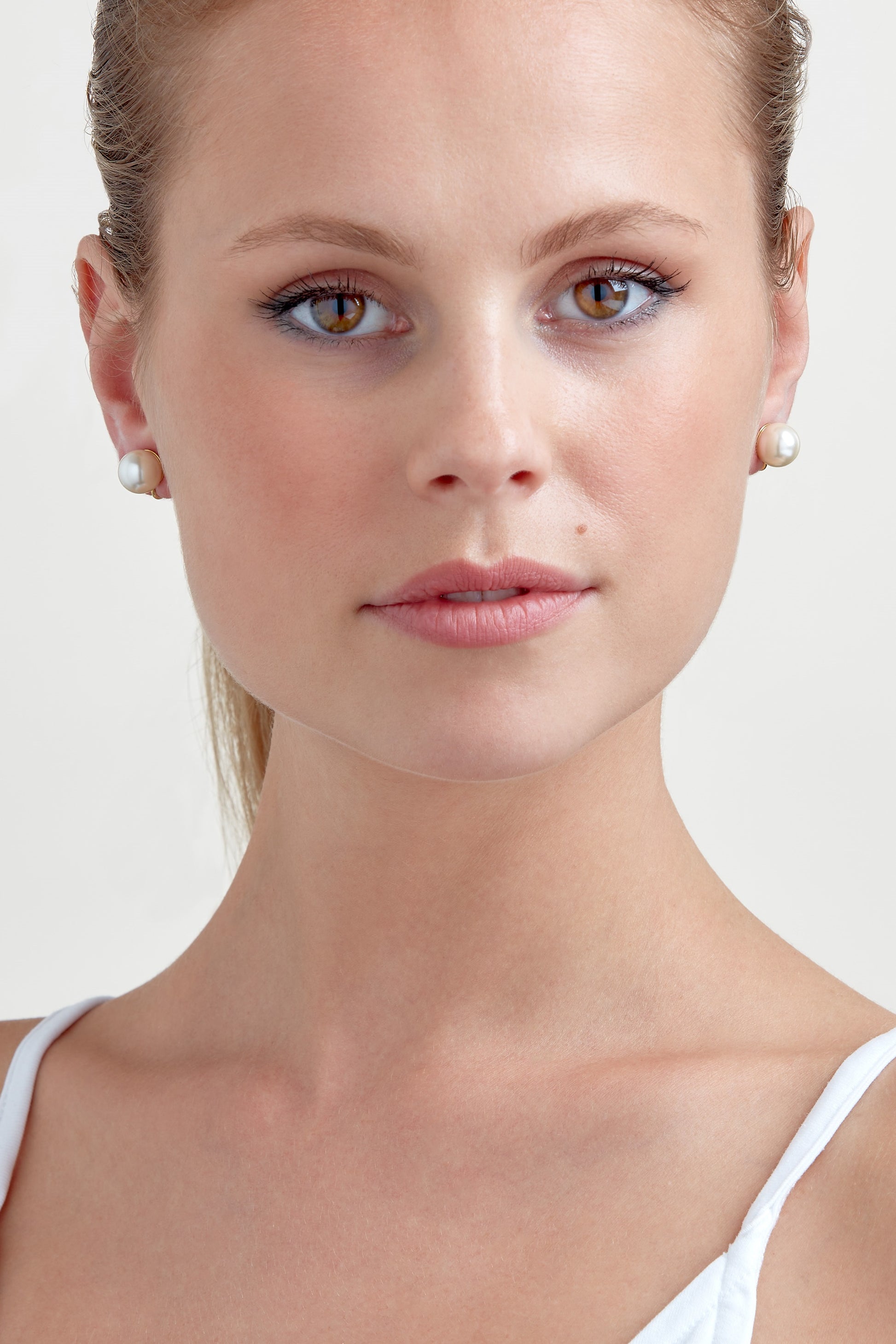 A model wearing Pearl clip earrings