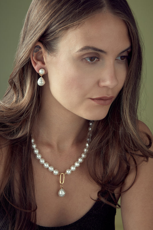 A model wearing baroque pearl charm necklace