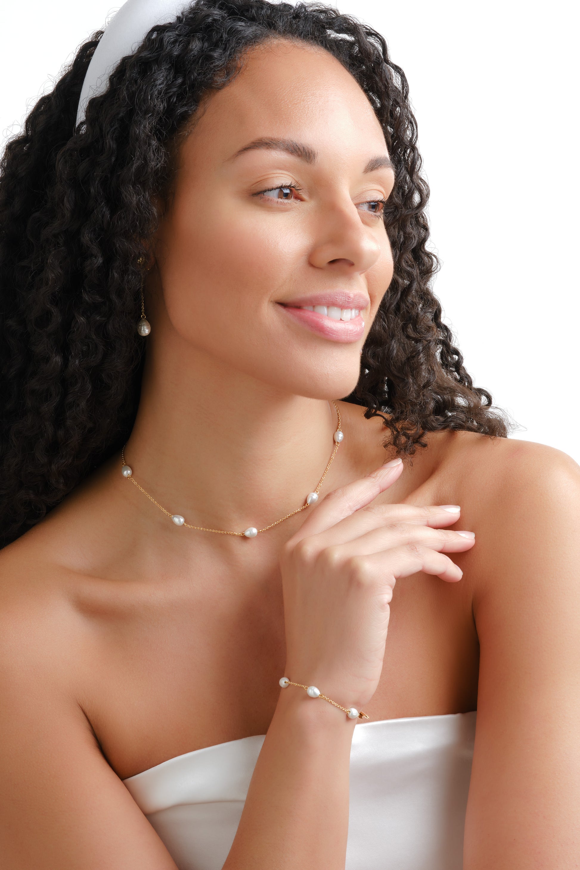 A model wearing pearl bridal jewellery