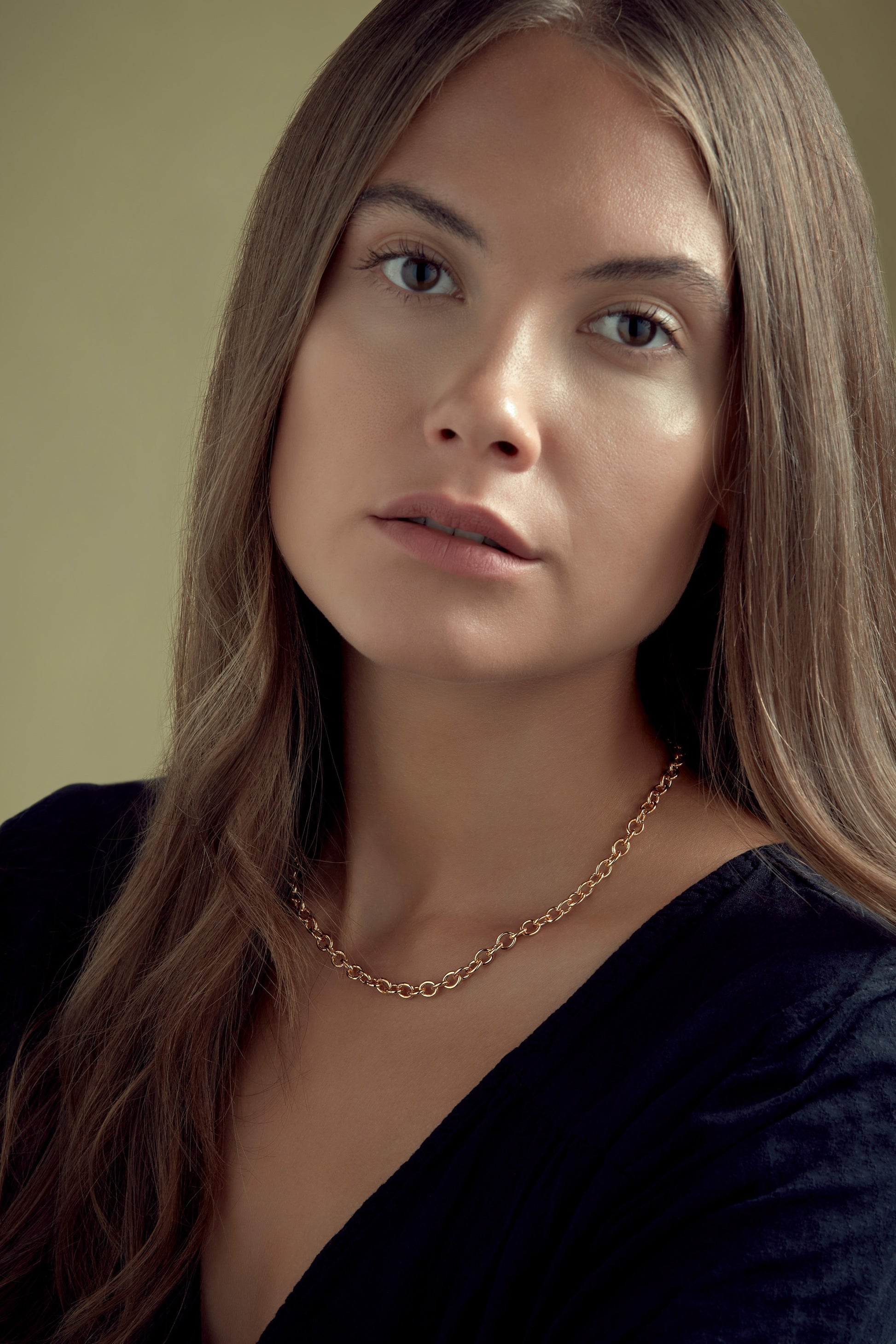 Model with Gold fine chain necklace