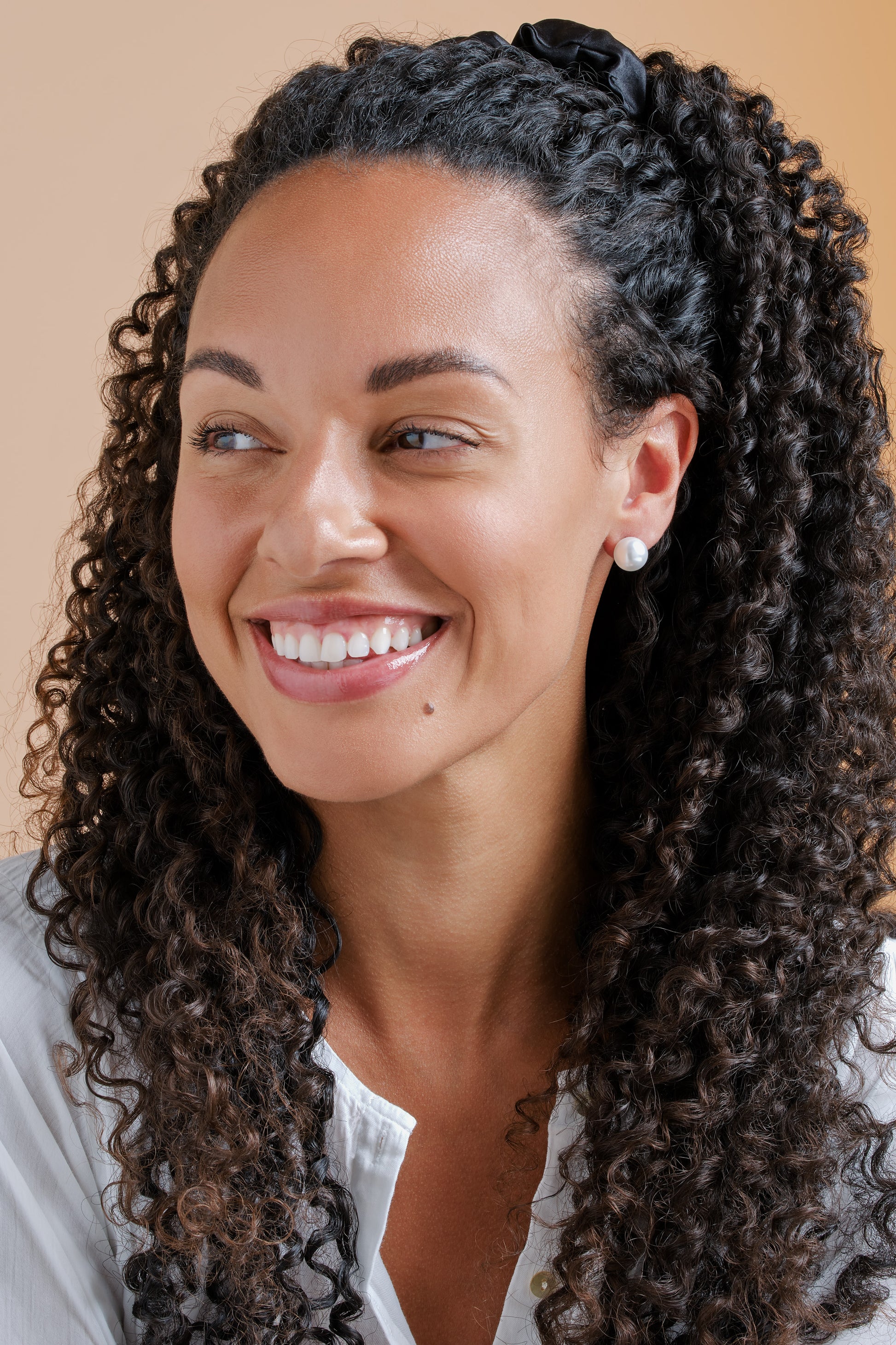 A model wearing Pearl studs